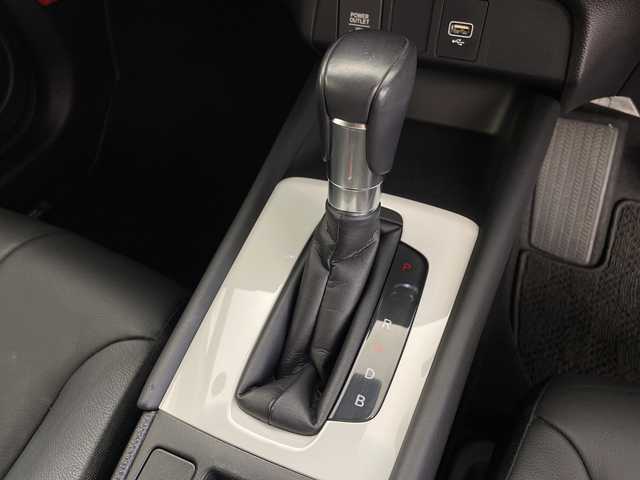 ホンダ フィット e:HEVリュクス 鹿児島県 2021(令3)年 1.7万km プラチナホワイトパール 純正SDナビ/(BT/CD/DVD/AM/FM/フルセグTV)/ホンダセンシング/レーダークルーズコントロール/衝突軽減ブレーキ/レーンキープアシスト/標識認識機能/踏み間違い防止機能/前席シートヒーター/レザーシート/革巻きステアリング/ステアリングスイッチ/アイドリングストップ/バックカメラ/前後ドライブレコーダー/チップアップシート/純正フロアマット/純正16インチアルミホイール/オートマチックハイビーム/純正LEDヘッドライト/保証書/取扱説明書/スペアキー