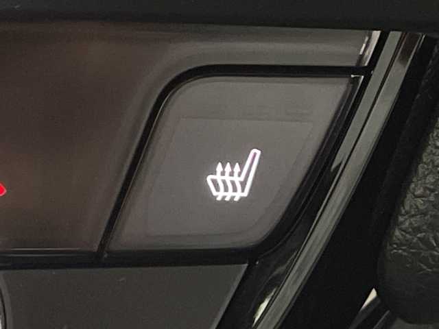 ホンダ フィット e:HEVリュクス 鹿児島県 2021(令3)年 1.7万km プラチナホワイトパール 純正SDナビ/(BT/CD/DVD/AM/FM/フルセグTV)/ホンダセンシング/レーダークルーズコントロール/衝突軽減ブレーキ/レーンキープアシスト/標識認識機能/踏み間違い防止機能/前席シートヒーター/レザーシート/革巻きステアリング/ステアリングスイッチ/アイドリングストップ/バックカメラ/前後ドライブレコーダー/チップアップシート/純正フロアマット/純正16インチアルミホイール/オートマチックハイビーム/純正LEDヘッドライト/保証書/取扱説明書/スペアキー