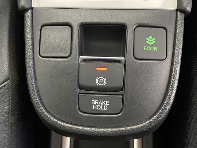 ホンダ フィット e:HEVリュクス 鹿児島県 2021(令3)年 1.7万km プラチナホワイトパール 純正SDナビ/(BT/CD/DVD/AM/FM/フルセグTV)/ホンダセンシング/レーダークルーズコントロール/衝突軽減ブレーキ/レーンキープアシスト/標識認識機能/踏み間違い防止機能/前席シートヒーター/レザーシート/革巻きステアリング/ステアリングスイッチ/アイドリングストップ/バックカメラ/前後ドライブレコーダー/チップアップシート/純正フロアマット/純正16インチアルミホイール/オートマチックハイビーム/純正LEDヘッドライト/保証書/取扱説明書/スペアキー