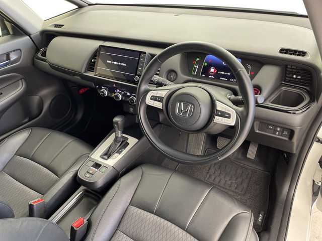 ホンダ フィット e:HEVリュクス 鹿児島県 2021(令3)年 1.7万km プラチナホワイトパール 純正SDナビ/(BT/CD/DVD/AM/FM/フルセグTV)/ホンダセンシング/レーダークルーズコントロール/衝突軽減ブレーキ/レーンキープアシスト/標識認識機能/踏み間違い防止機能/前席シートヒーター/レザーシート/革巻きステアリング/ステアリングスイッチ/アイドリングストップ/バックカメラ/前後ドライブレコーダー/チップアップシート/純正フロアマット/純正16インチアルミホイール/オートマチックハイビーム/純正LEDヘッドライト/保証書/取扱説明書/スペアキー