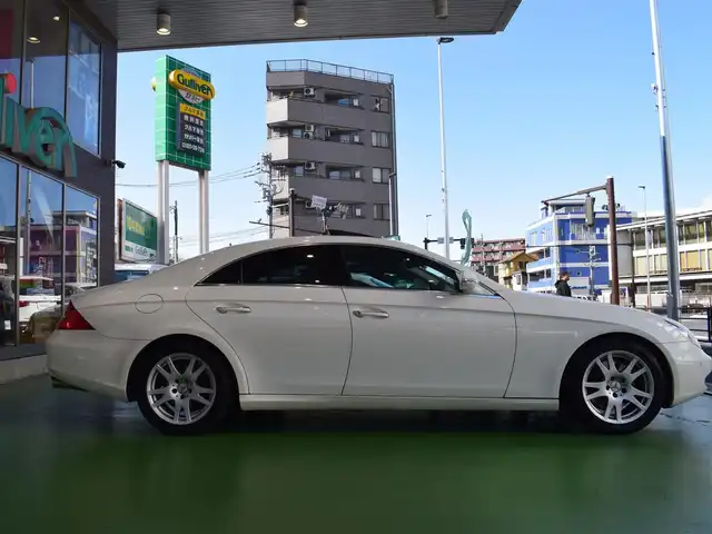 メルセデス・ベンツ ＣＬＳ３５０ 神奈川県 2005(平17)年 2.8万km アラバスターホワイト ワンオーナー/新車時保証書/サンルーフ/前席パワーシート/前席シートメモリー/前席シートヒーター/レザーシート/パイオニアSDナビ/Bluetooth/CD/DVD/SD/バックカメラ/クルーズコントロール/ドラレコ/ステアリングリモコン