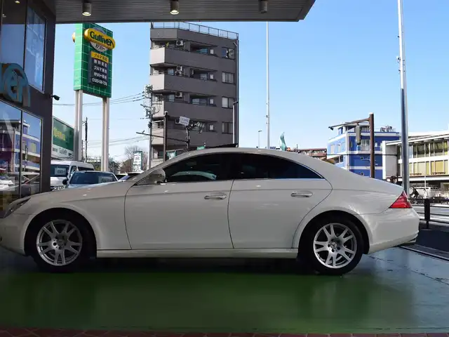 メルセデス・ベンツ ＣＬＳ３５０ 神奈川県 2005(平17)年 2.8万km アラバスターホワイト ワンオーナー/新車時保証書/サンルーフ/前席パワーシート/前席シートメモリー/前席シートヒーター/レザーシート/パイオニアSDナビ/Bluetooth/CD/DVD/SD/バックカメラ/クルーズコントロール/ドラレコ/ステアリングリモコン