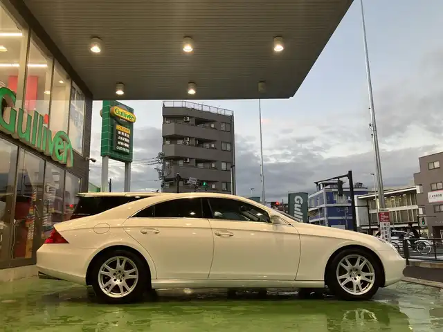 メルセデス・ベンツ ＣＬＳ３５０ 神奈川県 2005(平17)年 2.8万km アラバスターホワイト ワンオーナー/新車時保証書/サンルーフ/前席パワーシート/前席シートメモリー/前席シートヒーター/レザーシート/パイオニアSDナビ/Bluetooth/CD/DVD/SD/バックカメラ/クルーズコントロール/ドラレコ/ステアリングリモコン
