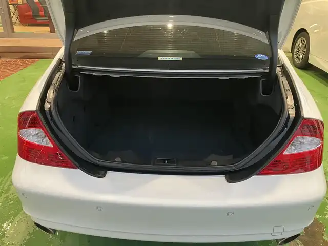 メルセデス・ベンツ ＣＬＳ３５０ 神奈川県 2005(平17)年 2.8万km アラバスターホワイト ワンオーナー/新車時保証書/サンルーフ/前席パワーシート/前席シートメモリー/前席シートヒーター/レザーシート/パイオニアSDナビ/Bluetooth/CD/DVD/SD/バックカメラ/クルーズコントロール/ドラレコ/ステアリングリモコン