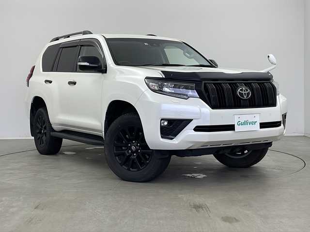 トヨタ ランドクルーザー プラド TX Lパッケージ マットブラED 新潟県 2022(令4)年 2.1万km ホワイトパールクリスタルシャイン 4WD/純正ディーラーオプションナビ（型式：NSZT-W68T）/・AM/FM/CD/DVD/Bluetooth/フルセグ/バックモニター/トヨタセーフティセンス/アダプティブクルーズコントロ―ル/衝突被害軽減システム/サンルーフ/純正ETC2.0/前方ドライブレコーダー/純正フロアマット/3列シート/前席パワーシート/レザーシート/前席エアシート/ルーフレール/純正18インチAW夏タイヤ/ABS/横滑り防止機能/前後コーナーセンサー/盗難防止装置/純正LEDヘッドライト/オートライト/オートマチックハイビーム