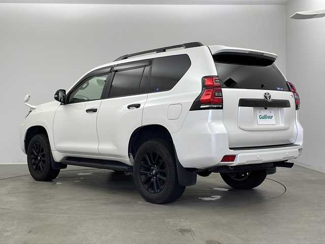トヨタ ランドクルーザー プラド TX Lパッケージ マットブラED 新潟県 2022(令4)年 2.1万km ホワイトパールクリスタルシャイン 4WD/純正ディーラーオプションナビ（型式：NSZT-W68T）/・AM/FM/CD/DVD/Bluetooth/フルセグ/バックモニター/トヨタセーフティセンス/アダプティブクルーズコントロ―ル/衝突被害軽減システム/サンルーフ/純正ETC2.0/前方ドライブレコーダー/純正フロアマット/3列シート/前席パワーシート/レザーシート/前席エアシート/ルーフレール/純正18インチAW夏タイヤ/ABS/横滑り防止機能/前後コーナーセンサー/盗難防止装置/純正LEDヘッドライト/オートライト/オートマチックハイビーム