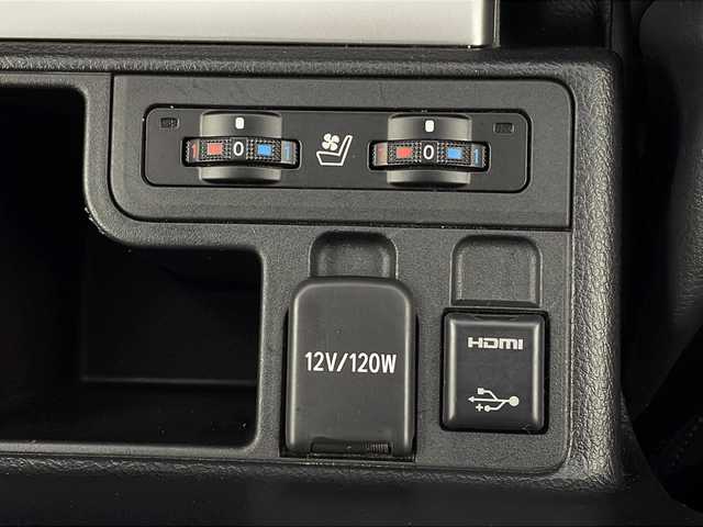 トヨタ ランドクルーザー プラド TX Lパッケージ マットブラED 新潟県 2022(令4)年 2.1万km ホワイトパールクリスタルシャイン 4WD/純正ディーラーオプションナビ（型式：NSZT-W68T）/・AM/FM/CD/DVD/Bluetooth/フルセグ/バックモニター/トヨタセーフティセンス/アダプティブクルーズコントロ―ル/衝突被害軽減システム/サンルーフ/純正ETC2.0/前方ドライブレコーダー/純正フロアマット/3列シート/前席パワーシート/レザーシート/前席エアシート/ルーフレール/純正18インチAW夏タイヤ/ABS/横滑り防止機能/前後コーナーセンサー/盗難防止装置/純正LEDヘッドライト/オートライト/オートマチックハイビーム