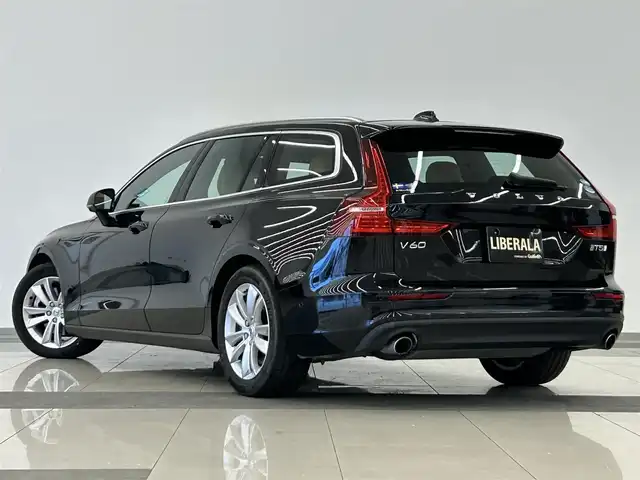 ボルボ Ｖ６０ T5 モメンタム 岡山県 2018(平30)年 3.5万km オニキスブラックP 純正SENSUSナビ/Rカメラ/本革シート/シートヒーター/Bluetooth/Apple car play/ＬＥＤヘッドライト/フルセグＴＶ/アクティブハイビーム/City Safety/Lane keeping Aid/Road Sign Information/Driver Alert/自動防眩ミラー/オートライト/オートワイパー/ブレーキＡＨ/PDC/PTG/ACC