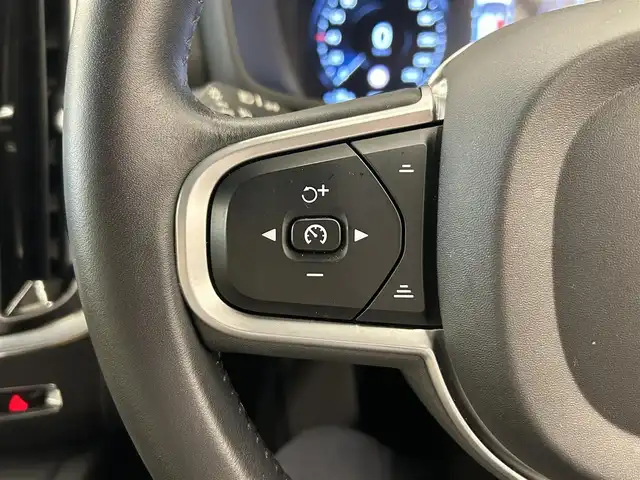 ボルボ Ｖ６０ T5 モメンタム 岡山県 2018(平30)年 3.5万km オニキスブラックP 純正SENSUSナビ/Rカメラ/本革シート/シートヒーター/Bluetooth/Apple car play/ＬＥＤヘッドライト/フルセグＴＶ/アクティブハイビーム/City Safety/Lane keeping Aid/Road Sign Information/Driver Alert/自動防眩ミラー/オートライト/オートワイパー/ブレーキＡＨ/PDC/PTG/ACC