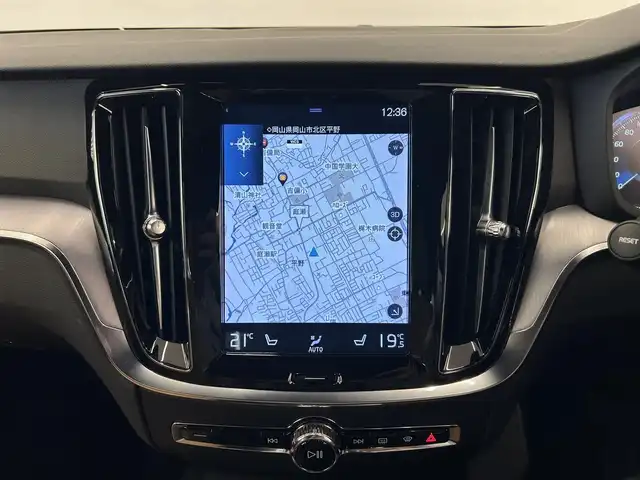 ボルボ Ｖ６０ T5 モメンタム 岡山県 2018(平30)年 3.5万km オニキスブラックP 純正SENSUSナビ/Rカメラ/本革シート/シートヒーター/Bluetooth/Apple car play/ＬＥＤヘッドライト/フルセグＴＶ/アクティブハイビーム/City Safety/Lane keeping Aid/Road Sign Information/Driver Alert/自動防眩ミラー/オートライト/オートワイパー/ブレーキＡＨ/PDC/PTG/ACC