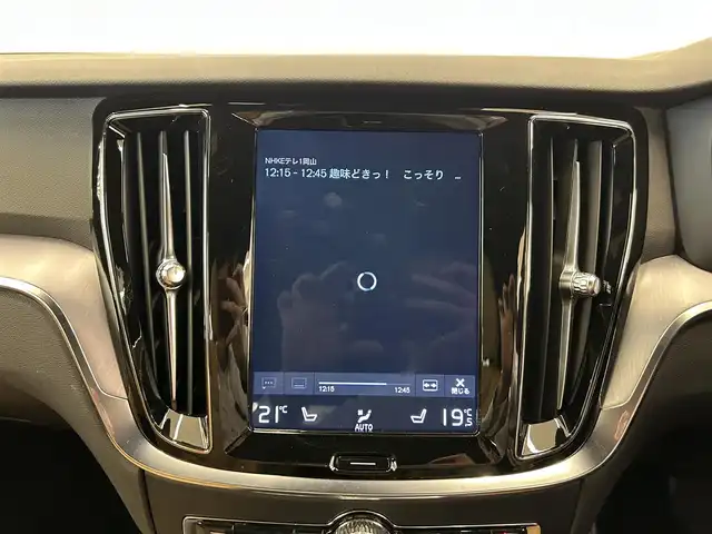 ボルボ Ｖ６０ T5 モメンタム 岡山県 2018(平30)年 3.5万km オニキスブラックP 純正SENSUSナビ/Rカメラ/本革シート/シートヒーター/Bluetooth/Apple car play/ＬＥＤヘッドライト/フルセグＴＶ/アクティブハイビーム/City Safety/Lane keeping Aid/Road Sign Information/Driver Alert/自動防眩ミラー/オートライト/オートワイパー/ブレーキＡＨ/PDC/PTG/ACC