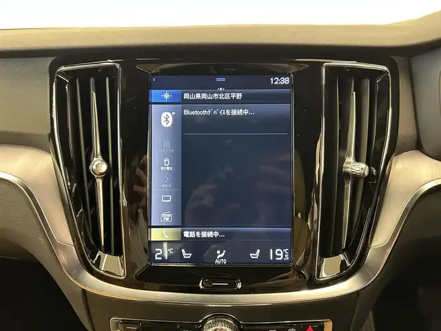 ボルボ Ｖ６０ T5 モメンタム 岡山県 2018(平30)年 3.5万km オニキスブラックP 純正SENSUSナビ/Rカメラ/本革シート/シートヒーター/Bluetooth/Apple car play/ＬＥＤヘッドライト/フルセグＴＶ/アクティブハイビーム/City Safety/Lane keeping Aid/Road Sign Information/Driver Alert/自動防眩ミラー/オートライト/オートワイパー/ブレーキＡＨ/PDC/PTG/ACC