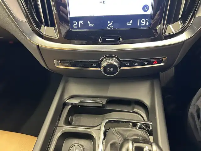 ボルボ Ｖ６０ T5 モメンタム 岡山県 2018(平30)年 3.5万km オニキスブラックP 純正SENSUSナビ/Rカメラ/本革シート/シートヒーター/Bluetooth/Apple car play/ＬＥＤヘッドライト/フルセグＴＶ/アクティブハイビーム/City Safety/Lane keeping Aid/Road Sign Information/Driver Alert/自動防眩ミラー/オートライト/オートワイパー/ブレーキＡＨ/PDC/PTG/ACC