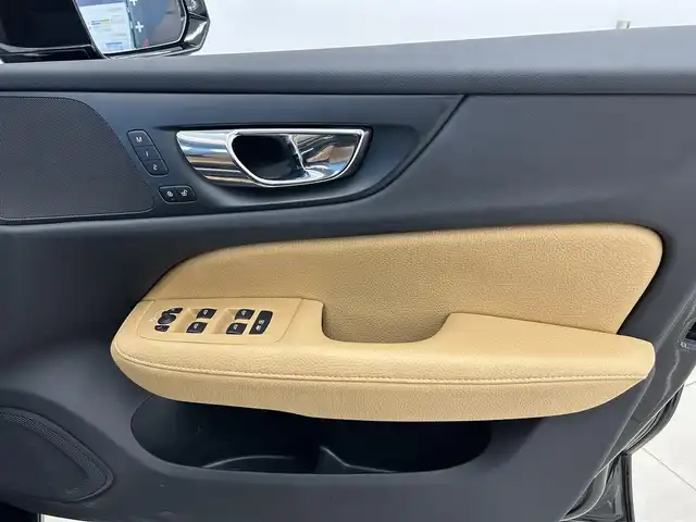 ボルボ Ｖ６０ T5 モメンタム 岡山県 2018(平30)年 3.5万km オニキスブラックP 純正SENSUSナビ/Rカメラ/本革シート/シートヒーター/Bluetooth/Apple car play/ＬＥＤヘッドライト/フルセグＴＶ/アクティブハイビーム/City Safety/Lane keeping Aid/Road Sign Information/Driver Alert/自動防眩ミラー/オートライト/オートワイパー/ブレーキＡＨ/PDC/PTG/ACC