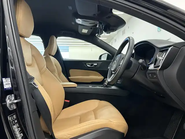 ボルボ Ｖ６０ T5 モメンタム 高知県 2018(平30)年 3.5万km オニキスブラックP INTELLISAFE/歩行者・サイクリスト・大型動物検知機能/インターセクション・サポート/対向車対応機能/ステアリング・サポート(衝突回避支援機能)/オンカミング・レーン・ミティゲーション/全車速追従機能付ACC/パイロット・アシスト/LKA/LCMA/RSI/DAC/追突時警告機能/BLIS/オートブレーキ機能付きCTA/オプション本革シート/チャコール/17インチ5ダブルスポークシルバー/LEDヘッドライト/パーク・アシスト・パイロット(縦列・並列駐車支援機能)/12.3インチ・デジタル液晶ドライバー・ディスプレイ/アンビエントライト/SENSUS　NAVIGATION/地デジ/Bカメラ/BT/AppleCarPlay/Android Auto/前席シートヒーター/保証書/取説/スペアキー/ETC