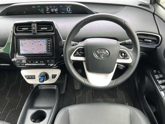 トヨタ プリウス S ツーリングセレクション 東京都 2017(平29)年 1.3万km シルバーM ワンオーナー/TOYOTAセーフティセンス/プリクラッシュセーフティ/レーンディパーチャアラート/追従型レーダークルーズコントロール/オートマチックハイビーム/ナビTV 【ワンセグTV、BT対応】/バックカメラ/ステアリングスイッチ/シートヒーター/純正ドライブレコーダー【DRT-H66A】/ビルトインETC/横滑り防止装置/電動格納ミラー/純正フロアマット/オートライト/LEDヘッドライト/純正17インチアルミホイール/保証書、取説、記録簿