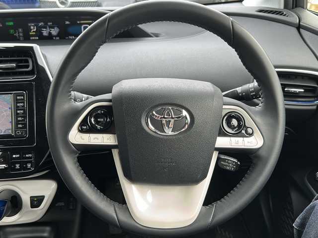 トヨタ プリウス S ツーリングセレクション 東京都 2017(平29)年 1.3万km シルバーM ワンオーナー/TOYOTAセーフティセンス/プリクラッシュセーフティ/レーンディパーチャアラート/追従型レーダークルーズコントロール/オートマチックハイビーム/ナビTV 【ワンセグTV、BT対応】/バックカメラ/ステアリングスイッチ/シートヒーター/純正ドライブレコーダー【DRT-H66A】/ビルトインETC/横滑り防止装置/電動格納ミラー/純正フロアマット/オートライト/LEDヘッドライト/純正17インチアルミホイール/保証書、取説、記録簿