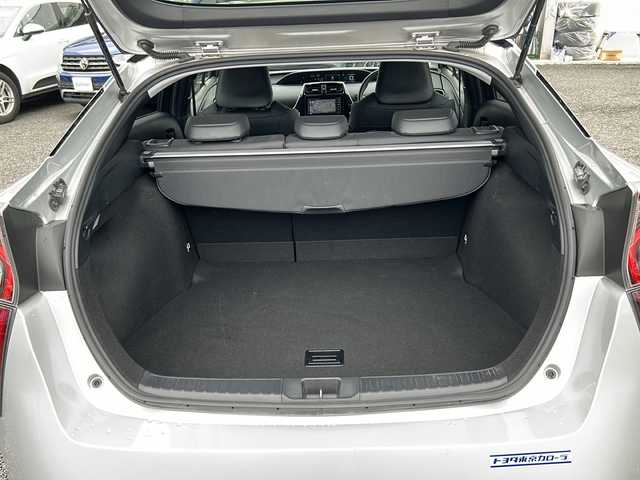トヨタ プリウス S ツーリングセレクション 東京都 2017(平29)年 1.3万km シルバーM ワンオーナー/TOYOTAセーフティセンス/プリクラッシュセーフティ/レーンディパーチャアラート/追従型レーダークルーズコントロール/オートマチックハイビーム/ナビTV 【ワンセグTV、BT対応】/バックカメラ/ステアリングスイッチ/シートヒーター/純正ドライブレコーダー【DRT-H66A】/ビルトインETC/横滑り防止装置/電動格納ミラー/純正フロアマット/オートライト/LEDヘッドライト/純正17インチアルミホイール/保証書、取説、記録簿
