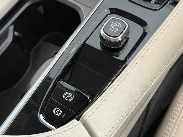 ボルボ ボルボ ＸＣ９０ アルティメットB6 AWD 静岡県 2022(令4)年 5.7万km クリスタルホワイトP 法人ワンオーナー/サンルーフ/ホワイトレザーシート/電動リアゲート/BLIS/ヘッドアップディスプレイ/Bowers&Wilkins/エアサスペンション/純正ナビ/(Googleナビ/Bluetooth/CarPlay)/衝突被害軽減システム/360°カメラ/アダプティブクルーズコントロール/パーキングアシスト/メモリー付パワーシート/シートヒーター/シートエアコン/スマートキー/保証書/取説/スペアキー