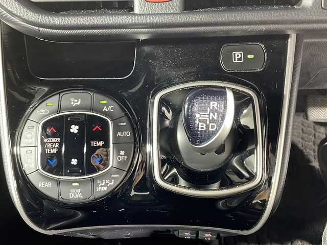 トヨタ ヴォクシー ハイブリッド ZS 煌Ⅲ 沖縄県 2021(令3)年 4万km ブラック 禁煙車　/純正9インチナビ　/両側電動パワースライドドア　/バックカメラ（Ｂｌｕｅｔｏｏｔｈ／フルセグＴＶ／ＡＭ／ＦＭ／ＣＤ／ＤＶＤ）/ビルトインＥＴＣ　/前後方向ドライブレコーダー　/前席温／冷シート/純正ドアバイザー/ステアリングリモコン