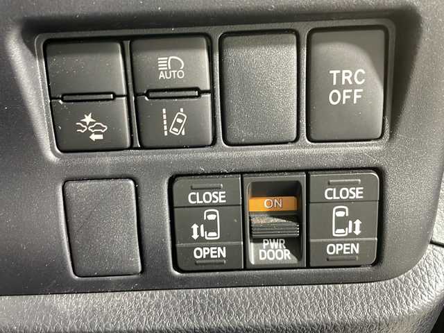 トヨタ ヴォクシー ハイブリッド ZS 煌Ⅲ 沖縄県 2021(令3)年 4万km ブラック 禁煙車　/純正9インチナビ　/両側電動パワースライドドア　/バックカメラ（Ｂｌｕｅｔｏｏｔｈ／フルセグＴＶ／ＡＭ／ＦＭ／ＣＤ／ＤＶＤ）/ビルトインＥＴＣ　/前後方向ドライブレコーダー　/前席温／冷シート/純正ドアバイザー/ステアリングリモコン