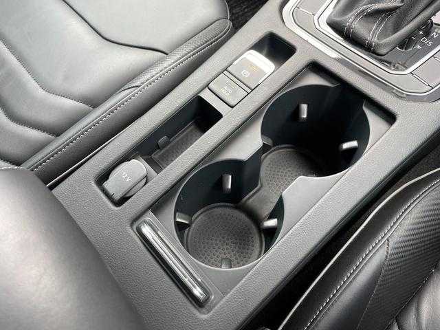 フォルクスワーゲン アルテオン TSI 4モーション Rラインアドバンス 埼玉県 2019(令1)年 2.8万km 黒 黒革シート/サンルーフ/ＤＹＮＡＵＤＩＯ/ＨＵD/純正メモリーナビ/(Bluetooth/USB/フルセグ)/３６０度カメラ/ＡＣＣ/シートヒーター/パワーシート/パワーバックドア/ドラレコ/ＬＥＤヘッドライト/デジタルメーター/ＥＴＣ