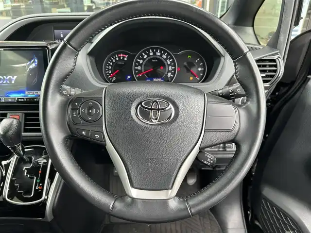 トヨタ ヴォクシー ZS 煌 栃木県 2018(平30)年 6.9万km ブラック トヨタセーフティセンス/純正10インチメモリナビ/フルセグTV/DVD/Bluetooth/MSV/純正フリップダウンモニター/バックカメラ/ETC/前後ドライブレコーダー/両側パワースライドドア/スマートキー/クルーズコントロール/ステアリングリモコン/シートバックテーブル/ロールサンシェード/LEDヘッドライト/フォグランプ/オートハイビーム/アイドリングストップ/横滑り防止装置