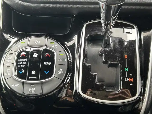 トヨタ ヴォクシー ZS 煌 栃木県 2018(平30)年 6.9万km ブラック トヨタセーフティセンス/純正10インチメモリナビ/フルセグTV/DVD/Bluetooth/MSV/純正フリップダウンモニター/バックカメラ/ETC/前後ドライブレコーダー/両側パワースライドドア/スマートキー/クルーズコントロール/ステアリングリモコン/シートバックテーブル/ロールサンシェード/LEDヘッドライト/フォグランプ/オートハイビーム/アイドリングストップ/横滑り防止装置