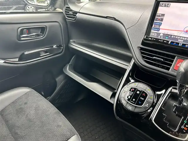 トヨタ ヴォクシー ZS 煌 栃木県 2018(平30)年 6.9万km ブラック トヨタセーフティセンス/純正10インチメモリナビ/フルセグTV/DVD/Bluetooth/MSV/純正フリップダウンモニター/バックカメラ/ETC/前後ドライブレコーダー/両側パワースライドドア/スマートキー/クルーズコントロール/ステアリングリモコン/シートバックテーブル/ロールサンシェード/LEDヘッドライト/フォグランプ/オートハイビーム/アイドリングストップ/横滑り防止装置