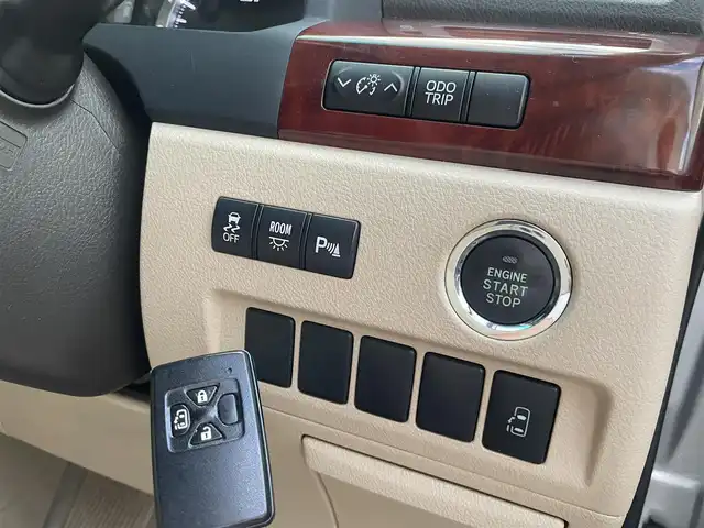 トヨタ アルファード 240X 埼玉県 2011(平23)年 10.4万km シルバーM /純正HDDナビ//フルセグTV//バックカメラ//CD/DVD/Bluetooth//片側パワースライドドア//ビルトインETC//スマートキーx2//キセノン//W.サイドエアバッグ//カーテン.ニーエアバッグ//ABS//横滑り防止装置//コーナーセンサー//バックソナー//オートライト//Fフォグランプ//プライバシーガラス//ドアバイザー//純正16インチAW//新車時保証書//取扱説明書//ナビ取説