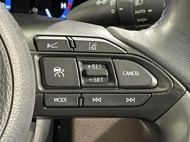 トヨタ ヤリスクロス ハイブリッド Z 愛知県 2020(令2)年 3.3万km ブラスゴールドメタリック 純正8インチディスプレイオーディオナビ/衝突軽減ブレーキ/パノラミックビューモニター/レーダークルーズコントロール/ビルトインETC/シートヒーター/LEDヘッドライト/ドライブレコーダー/ブラインドスポットモニター/ステアリングヒーター/パワーシート/電動リアゲート/フルセグTV/Bluetooth/コーナーセンサー/レーンキープアシスト/パーキングアシスト/オートハイビーム/Carplay/プッシュスタート/USB接続/スマートキー/CD/DVD再生/ミュージックプレイヤー接続/純正フロアマット/純正アルミホイール/オートライト/禁煙車/ハーフレザーシート/ウィンカーミラー/電動格納ミラー/フォグランプ/ステアリングリモコン/横滑り防止装置/ヘッドライトレベライザー/電動パーキングブレーキ/オートブレーキホールド/オートエアコン/リアクロストラフィックアラート/パーキングサポートブレーキ/ロードサインアシスト/先行車発進告知