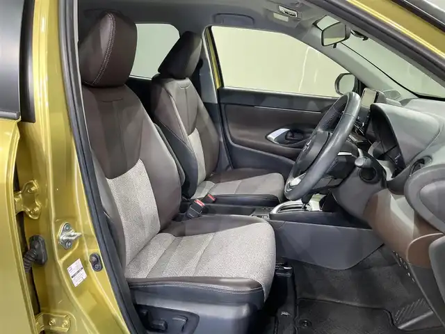 トヨタ ヤリスクロス ハイブリッド Z 愛知県 2020(令2)年 3.3万km ブラスゴールドメタリック 純正8インチディスプレイオーディオナビ/衝突軽減ブレーキ/パノラミックビューモニター/レーダークルーズコントロール/ビルトインETC/シートヒーター/LEDヘッドライト/ドライブレコーダー/ブラインドスポットモニター/ステアリングヒーター/パワーシート/電動リアゲート/フルセグTV/Bluetooth/コーナーセンサー/レーンキープアシスト/パーキングアシスト/オートハイビーム/Carplay/プッシュスタート/USB接続/スマートキー/CD/DVD再生/ミュージックプレイヤー接続/純正フロアマット/純正アルミホイール/オートライト/禁煙車/ハーフレザーシート/ウィンカーミラー/電動格納ミラー/フォグランプ/ステアリングリモコン/横滑り防止装置/ヘッドライトレベライザー/電動パーキングブレーキ/オートブレーキホールド/オートエアコン/リアクロストラフィックアラート/パーキングサポートブレーキ/ロードサインアシスト/先行車発進告知