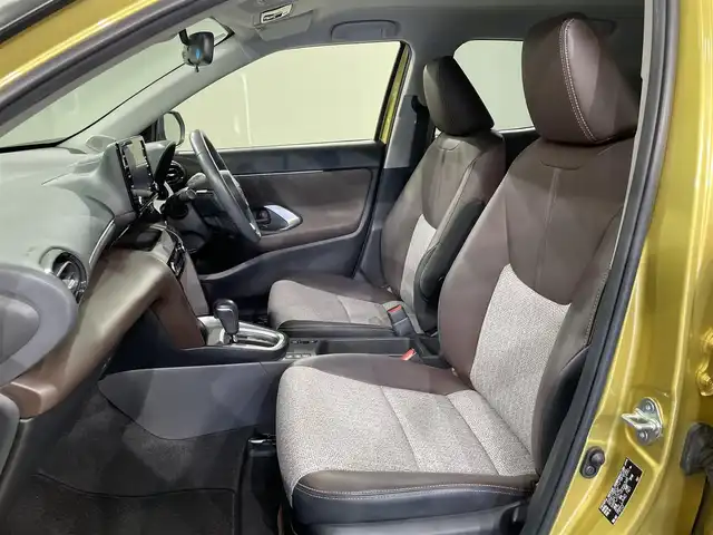 トヨタ ヤリスクロス ハイブリッド Z 愛知県 2020(令2)年 3.3万km ブラスゴールドメタリック 純正8インチディスプレイオーディオナビ/衝突軽減ブレーキ/パノラミックビューモニター/レーダークルーズコントロール/ビルトインETC/シートヒーター/LEDヘッドライト/ドライブレコーダー/ブラインドスポットモニター/ステアリングヒーター/パワーシート/電動リアゲート/フルセグTV/Bluetooth/コーナーセンサー/レーンキープアシスト/パーキングアシスト/オートハイビーム/Carplay/プッシュスタート/USB接続/スマートキー/CD/DVD再生/ミュージックプレイヤー接続/純正フロアマット/純正アルミホイール/オートライト/禁煙車/ハーフレザーシート/ウィンカーミラー/電動格納ミラー/フォグランプ/ステアリングリモコン/横滑り防止装置/ヘッドライトレベライザー/電動パーキングブレーキ/オートブレーキホールド/オートエアコン/リアクロストラフィックアラート/パーキングサポートブレーキ/ロードサインアシスト/先行車発進告知