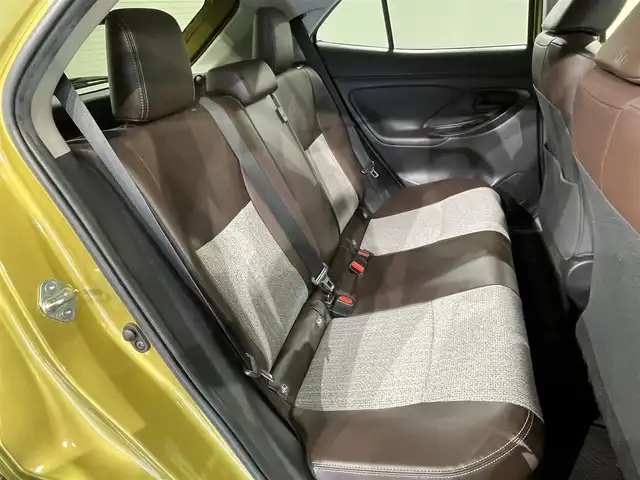 トヨタ ヤリスクロス ハイブリッド Z 愛知県 2020(令2)年 3.3万km ブラスゴールドメタリック 純正8インチディスプレイオーディオナビ/衝突軽減ブレーキ/パノラミックビューモニター/レーダークルーズコントロール/ビルトインETC/シートヒーター/LEDヘッドライト/ドライブレコーダー/ブラインドスポットモニター/ステアリングヒーター/パワーシート/電動リアゲート/フルセグTV/Bluetooth/コーナーセンサー/レーンキープアシスト/パーキングアシスト/オートハイビーム/Carplay/プッシュスタート/USB接続/スマートキー/CD/DVD再生/ミュージックプレイヤー接続/純正フロアマット/純正アルミホイール/オートライト/禁煙車/ハーフレザーシート/ウィンカーミラー/電動格納ミラー/フォグランプ/ステアリングリモコン/横滑り防止装置/ヘッドライトレベライザー/電動パーキングブレーキ/オートブレーキホールド/オートエアコン/リアクロストラフィックアラート/パーキングサポートブレーキ/ロードサインアシスト/先行車発進告知