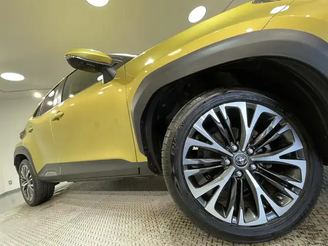 トヨタ ヤリスクロス ハイブリッド Z 愛知県 2020(令2)年 3.3万km ブラスゴールドメタリック 純正8インチディスプレイオーディオナビ/衝突軽減ブレーキ/パノラミックビューモニター/レーダークルーズコントロール/ビルトインETC/シートヒーター/LEDヘッドライト/ドライブレコーダー/ブラインドスポットモニター/ステアリングヒーター/パワーシート/電動リアゲート/フルセグTV/Bluetooth/コーナーセンサー/レーンキープアシスト/パーキングアシスト/オートハイビーム/Carplay/プッシュスタート/USB接続/スマートキー/CD/DVD再生/ミュージックプレイヤー接続/純正フロアマット/純正アルミホイール/オートライト/禁煙車/ハーフレザーシート/ウィンカーミラー/電動格納ミラー/フォグランプ/ステアリングリモコン/横滑り防止装置/ヘッドライトレベライザー/電動パーキングブレーキ/オートブレーキホールド/オートエアコン/リアクロストラフィックアラート/パーキングサポートブレーキ/ロードサインアシスト/先行車発進告知