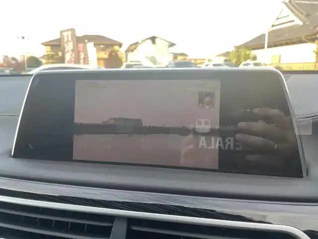 ＢＭＷ ７４０ｉ Mスポーツ 栃木県 2019(令1)年 2.8万km ミネラルホワイト サンルーフ/Harman/Kardon/インテリジェントセーフティ/コンフォートアクセス/ソフトクローズドア/ジェスチャーコントロール/ワイヤレスチャージ/ACC/パーキングアシスト/ナビ/フルセグTV/全方位カメラ/ミラーETC/黒革シート/パワーシート/全席シートヒーター/前席ベンチレーター/BMWレーザーライト/オートハイビーム/パークディスタンスコントロール/レーンキープアシスト/ブラインドスポット/ヘッドアップディスプレイ/アンビエントライト/ドライブレコーダー/ディスプレイキー