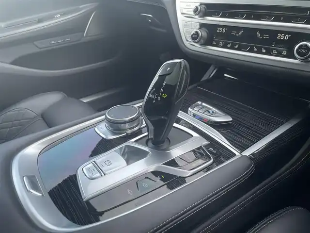 ＢＭＷ ７４０ｉ Mスポーツ 栃木県 2019(令1)年 2.8万km ミネラルホワイト サンルーフ/Harman/Kardon/インテリジェントセーフティ/コンフォートアクセス/ソフトクローズドア/ジェスチャーコントロール/ワイヤレスチャージ/ACC/パーキングアシスト/ナビ/フルセグTV/全方位カメラ/ミラーETC/黒革シート/パワーシート/全席シートヒーター/前席ベンチレーター/BMWレーザーライト/オートハイビーム/パークディスタンスコントロール/レーンキープアシスト/ブラインドスポット/ヘッドアップディスプレイ/アンビエントライト/ドライブレコーダー/ディスプレイキー