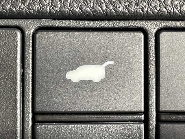 ホンダ ヴェゼル ハイブリッド e:HEV Z 神奈川県 2023(令5)年 1万km プラチナホワイトパール RSグレード海外ホンダ純正グリル/ホンダコネクト9型ディスプレイ/インターナビ/フルセグ USB　Bluetooth/ハンズフリーパワーバックドア/ETC2.0/ワイヤレス充電/後退出庫サポート/信号情報活用支援システム/ホンダセンシング/ブラインドスポットインフォメーション/衝突軽減ブレーキ/後方誤発進抑制機能/歩行者事故低減ステアリング/アダブティブクルーズコントロール/車線維持支援システム/パーキングセンサーシステム/誤発進抑制機能/近距離衝突軽減ブレーキ/路外逸脱抑制機能/先行車発進お知らせ機能/オートハイビーム/革巻きステアリング/パドルシフト/ステアリングヒーター/合皮/ファブリックコンビシート/前席シートヒーター/前後USBジャック/ダウンヒルアシストコントロール/社外前後ドライブレコーダー/電動パーキングブレーキ/オートブレーキホールド/プッシュスタート/スマートキー/LEDヘッド/フロントフォグランプ/LEDアクティブコーナリングランプ/シーケンシャルターンランプ/純正18ンチアルミホイール/