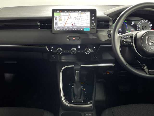 ホンダ ヴェゼル ハイブリッド e:HEV Z 神奈川県 2023(令5)年 1万km プラチナホワイトパール RSグレード海外ホンダ純正グリル/ホンダコネクト9型ディスプレイ/インターナビ/フルセグ USB　Bluetooth/ハンズフリーパワーバックドア/ETC2.0/ワイヤレス充電/後退出庫サポート/信号情報活用支援システム/ホンダセンシング/ブラインドスポットインフォメーション/衝突軽減ブレーキ/後方誤発進抑制機能/歩行者事故低減ステアリング/アダブティブクルーズコントロール/車線維持支援システム/パーキングセンサーシステム/誤発進抑制機能/近距離衝突軽減ブレーキ/路外逸脱抑制機能/先行車発進お知らせ機能/オートハイビーム/革巻きステアリング/パドルシフト/ステアリングヒーター/合皮/ファブリックコンビシート/前席シートヒーター/前後USBジャック/ダウンヒルアシストコントロール/社外前後ドライブレコーダー/電動パーキングブレーキ/オートブレーキホールド/プッシュスタート/スマートキー/LEDヘッド/フロントフォグランプ/LEDアクティブコーナリングランプ/シーケンシャルターンランプ/純正18ンチアルミホイール/