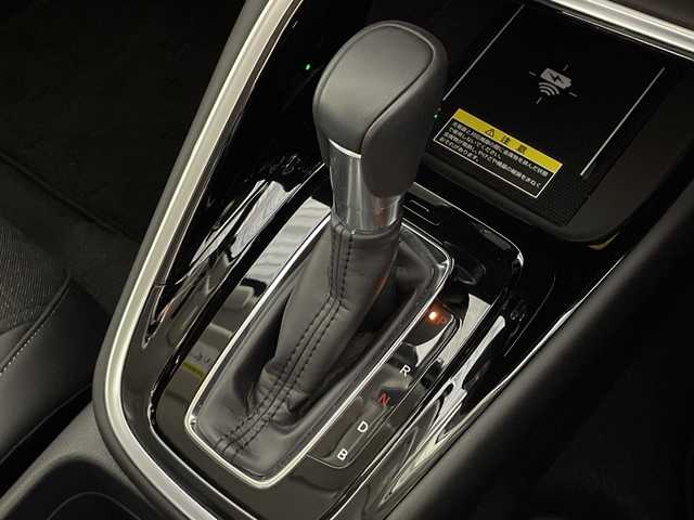 ホンダ ヴェゼル ハイブリッド e:HEV Z 神奈川県 2023(令5)年 1万km プラチナホワイトパール RSグレード海外ホンダ純正グリル/ホンダコネクト9型ディスプレイ/インターナビ/フルセグ USB　Bluetooth/ハンズフリーパワーバックドア/ETC2.0/ワイヤレス充電/後退出庫サポート/信号情報活用支援システム/ホンダセンシング/ブラインドスポットインフォメーション/衝突軽減ブレーキ/後方誤発進抑制機能/歩行者事故低減ステアリング/アダブティブクルーズコントロール/車線維持支援システム/パーキングセンサーシステム/誤発進抑制機能/近距離衝突軽減ブレーキ/路外逸脱抑制機能/先行車発進お知らせ機能/オートハイビーム/革巻きステアリング/パドルシフト/ステアリングヒーター/合皮/ファブリックコンビシート/前席シートヒーター/前後USBジャック/ダウンヒルアシストコントロール/社外前後ドライブレコーダー/電動パーキングブレーキ/オートブレーキホールド/プッシュスタート/スマートキー/LEDヘッド/フロントフォグランプ/LEDアクティブコーナリングランプ/シーケンシャルターンランプ/純正18ンチアルミホイール/