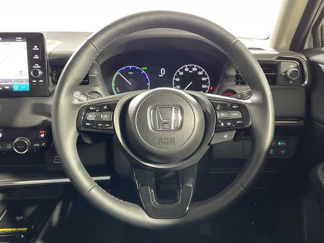 ホンダ ヴェゼル ハイブリッド e:HEV Z 神奈川県 2023(令5)年 1万km プラチナホワイトパール RSグレード海外ホンダ純正グリル/ホンダコネクト9型ディスプレイ/インターナビ/フルセグ USB　Bluetooth/ハンズフリーパワーバックドア/ETC2.0/ワイヤレス充電/後退出庫サポート/信号情報活用支援システム/ホンダセンシング/ブラインドスポットインフォメーション/衝突軽減ブレーキ/後方誤発進抑制機能/歩行者事故低減ステアリング/アダブティブクルーズコントロール/車線維持支援システム/パーキングセンサーシステム/誤発進抑制機能/近距離衝突軽減ブレーキ/路外逸脱抑制機能/先行車発進お知らせ機能/オートハイビーム/革巻きステアリング/パドルシフト/ステアリングヒーター/合皮/ファブリックコンビシート/前席シートヒーター/前後USBジャック/ダウンヒルアシストコントロール/社外前後ドライブレコーダー/電動パーキングブレーキ/オートブレーキホールド/プッシュスタート/スマートキー/LEDヘッド/フロントフォグランプ/LEDアクティブコーナリングランプ/シーケンシャルターンランプ/純正18ンチアルミホイール/