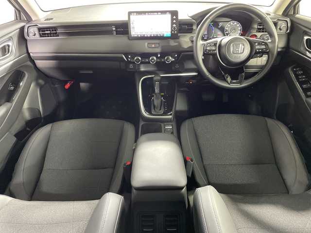 ホンダ ヴェゼル ハイブリッド e:HEV Z 神奈川県 2023(令5)年 1万km プラチナホワイトパール RSグレード海外ホンダ純正グリル/ホンダコネクト9型ディスプレイ/インターナビ/フルセグ USB　Bluetooth/ハンズフリーパワーバックドア/ETC2.0/ワイヤレス充電/後退出庫サポート/信号情報活用支援システム/ホンダセンシング/ブラインドスポットインフォメーション/衝突軽減ブレーキ/後方誤発進抑制機能/歩行者事故低減ステアリング/アダブティブクルーズコントロール/車線維持支援システム/パーキングセンサーシステム/誤発進抑制機能/近距離衝突軽減ブレーキ/路外逸脱抑制機能/先行車発進お知らせ機能/オートハイビーム/革巻きステアリング/パドルシフト/ステアリングヒーター/合皮/ファブリックコンビシート/前席シートヒーター/前後USBジャック/ダウンヒルアシストコントロール/社外前後ドライブレコーダー/電動パーキングブレーキ/オートブレーキホールド/プッシュスタート/スマートキー/LEDヘッド/フロントフォグランプ/LEDアクティブコーナリングランプ/シーケンシャルターンランプ/純正18ンチアルミホイール/