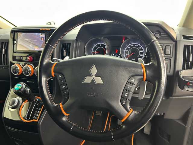 三菱 デリカＤ：５ アクティブギア 大分県 2018(平30)年 7万km アイガーグレーM/ダイヤモンドブラックマイカ 7人乗り/5インチリフトアップ車/社外リアガード/社外サイドステップ/社外ナビ　型式:NX617W/(フルセグTV、DVD再生可、BT対応)/バックカメラ/社外フリップダウンモニター/両側電動スライドドア/ETC/社外デジタルインナーミラー(ドラレコ機能付)/オートライト/HIDヘッドライト/フォグランプ/社外サスペンション/社外16インチアルミホイール(RAYS)