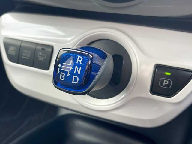 トヨタ プリウス Sセーフティプラス 三重県 2017(平29)年 11.3万km アティチュードブラックマイカ 禁煙/ATOTOディスプレイオーディオ/前方ドラレコ/ビルトインETC/レザーシート/HUD/クルーズコントロール/レーンキープアシスト/前後クリアランスソナー/プリクラッシュ/パーキングアシスト/革巻きステア/LEDオートライト/LEDフォグランプ/オートリトラウィンカーミラー