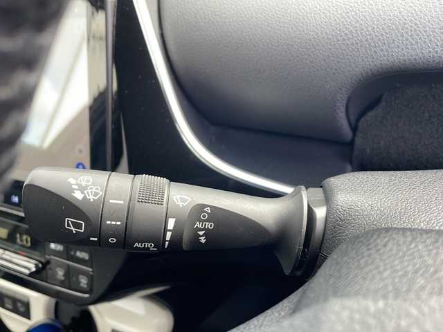 トヨタ プリウス Sセーフティプラス 三重県 2017(平29)年 11.3万km アティチュードブラックマイカ 禁煙/ATOTOディスプレイオーディオ/前方ドラレコ/ビルトインETC/レザーシート/HUD/クルーズコントロール/レーンキープアシスト/前後クリアランスソナー/プリクラッシュ/パーキングアシスト/革巻きステア/LEDオートライト/LEDフォグランプ/オートリトラウィンカーミラー