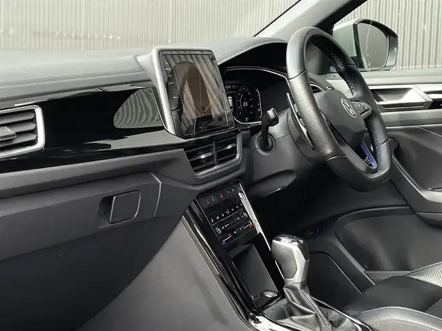 フォルクスワーゲン ＶＷ Ｔ－ロック R 長野県 2022(令4)年 4.4万km ディープブラックパールエフェクト 1オーナー/300PS（300馬力）/4MOTION（四輪駆動）/オールインセーフティ マトリクスLED/DiscoverProナビ/DCC（アダプティブシャシーコントロール）/ブラックレザーシート/運転席パワーシート/Ｄ/Nシートヒーター/バックカメラ/ACC(アダプティブクルーズコントロール)/BSM（ブラインドスポットディテクション）/LKA（レーンキープアシスト）/フルセグTV/デジタルコックピットプロ/ワイヤレスチャージ/PWバックドア/ETC/保証書・取説・スペアキー