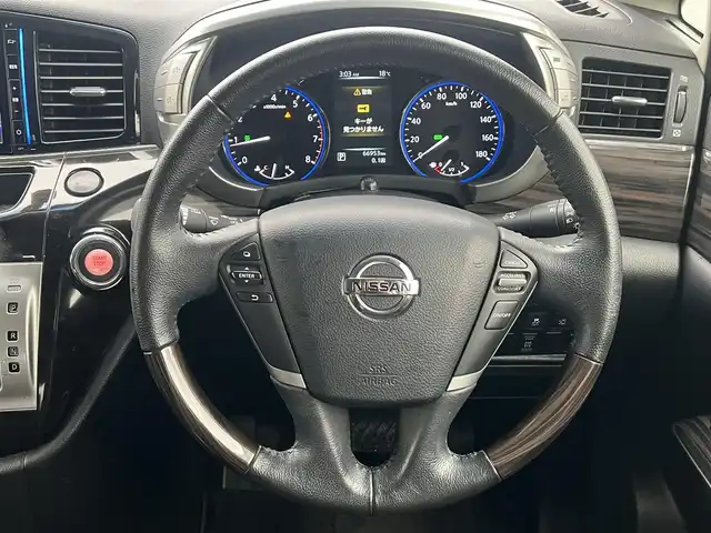 日産 エルグランド 250HWS アーバンクロム 秋田県 2016(平28)年 6.7万km ファントムブラック 純正ナビ/４WD/スマートキー/フルセグ/両側パワスラ/純正アルミ/アイドリングストップ/ステアリングスイッチ/プッシュスタート/フリップダウンモニター/ウォークスルー/オットマン/ETC/純正エンジンスターター/純正フロアマット/純正ドアバイザー/MTモード付AT/パワーウィンドウ/パワーステアリング/横滑り防止/保証書/取扱説明書/記録簿