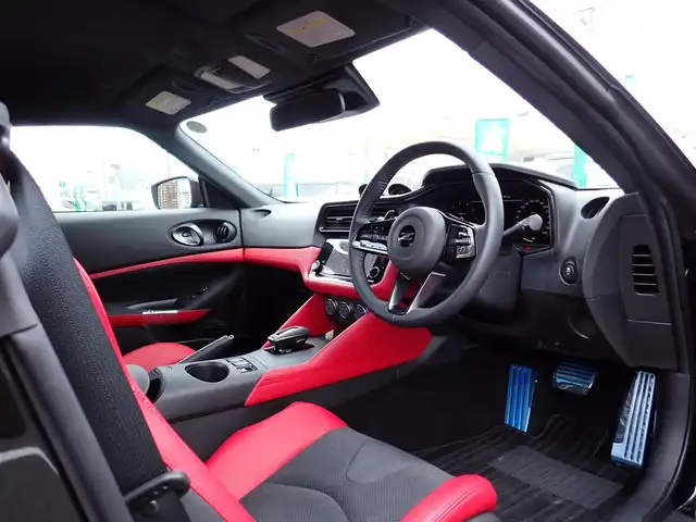 日産 フェアレディ Ｚ バージョンST 千葉県 2024(令6)年 0.1万km 黒 ワンオーナー/純正ナビゲーション/・Bluetooth/AM/FM/バックカメラ/ビルトインETC/3連サブメーター/・電圧計/ターボ回転計/ブースト計/走行支援機能/・インテリジェントクルーズコントロール/・インテリジェントエマージェンシーブレーキ/・踏み間違い衝突防止アシスト/・インテリジェントFCW（前方衝突予測警報）/・BSW（後側方車両検知警報）/・LDW（車線逸脱警報）/・インテリジェントDA（ふらつき警報）/・RCTA（後退時車両検知警報）/赤黒ハーフレザーシート/シートヒーター/プッシュスタート/インテリジェントキー2本/ステアリングスイッチ/パドルシフト/オートライト/LEDヘッドライト/純正19インチAW/純正フロアマット/ウィンカーミラー/電動格納ミラー/取扱説明書/保証書