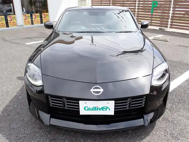 日産 フェアレディ Ｚ バージョンST 千葉県 2024(令6)年 0.1万km 黒 ワンオーナー/純正ナビゲーション/・Bluetooth/AM/FM/バックカメラ/ビルトインETC/3連サブメーター/・電圧計/ターボ回転計/ブースト計/走行支援機能/・インテリジェントクルーズコントロール/・インテリジェントエマージェンシーブレーキ/・踏み間違い衝突防止アシスト/・インテリジェントFCW（前方衝突予測警報）/・BSW（後側方車両検知警報）/・LDW（車線逸脱警報）/・インテリジェントDA（ふらつき警報）/・RCTA（後退時車両検知警報）/赤黒ハーフレザーシート/シートヒーター/プッシュスタート/インテリジェントキー2本/ステアリングスイッチ/パドルシフト/オートライト/LEDヘッドライト/純正19インチAW/純正フロアマット/ウィンカーミラー/電動格納ミラー/取扱説明書/保証書