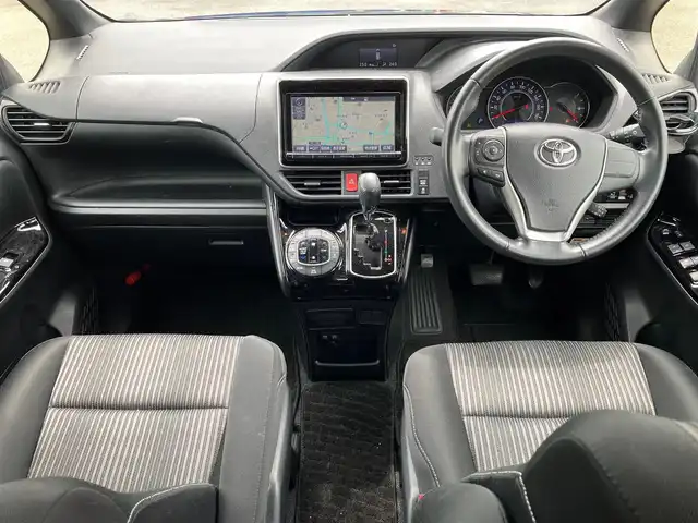 トヨタ ノア Si 静岡県 2018(平30)年 2.5万km ブラッキッシュアゲハガラスフレーク エンジンスタートストップ/福祉車両/スロープ/パワーステアリング/パワーウィンドウ/アイドリングストップ/スマートキー/Wオートエアコン/クルーズコントロール/フリップダウンモニター/ETC/USB入力端子/バックカメラ/純正SDナビ（CD.BT.フルセグ）/3列シート/ドライブレコーダー/ウォークスルー/純正フロアマット/純正アルミホイール/両側パワースライドドア/ABS/横滑り防止装置/コーナーセンサー前後/レーンキープアシスト/オートライト/オートマチックハイビーム/Wエアバック/衝突軽減システム